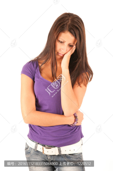 不確定的年輕女子在藍色T恤孤立在白色背景