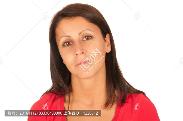 年輕漂亮的黑發(fā)女孩穿紅色T恤衫孤立在白色背景的肖像