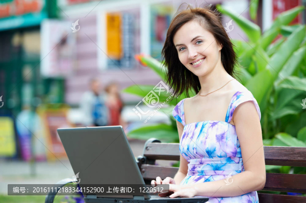 微笑的女人帶著筆記本電腦