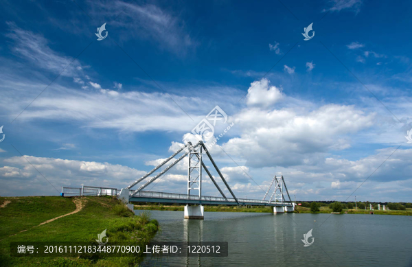 河上的現(xiàn)代鋼橋