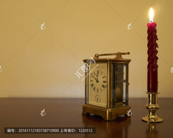 新年前的時鐘和燭光