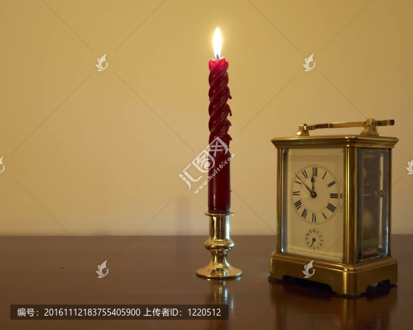 新年前的時(shí)鐘和燭光；
