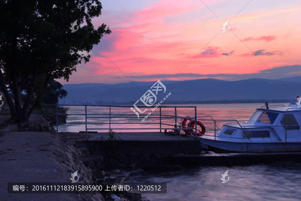 日出在河岸