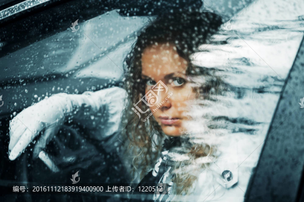 女人和雨