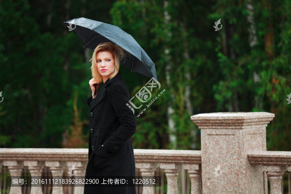 雨中雨傘的女人