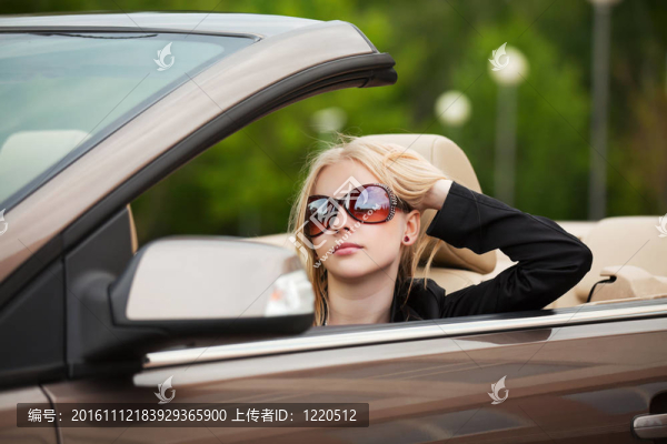 駕駛敞篷車的年輕女子