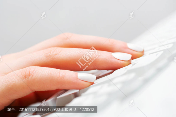 電腦鍵盤上的女性手打字