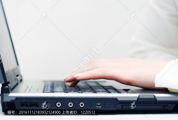 女性在筆記本電腦上工作