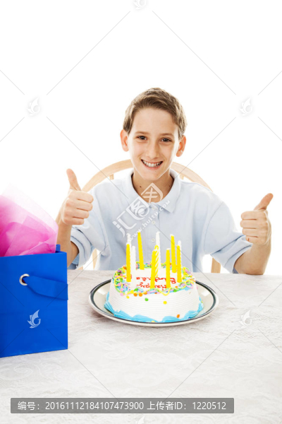 豎起大拇指為生日蛋糕