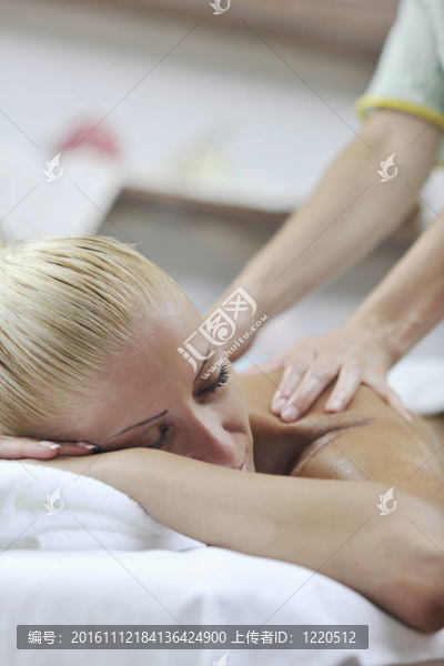 女子背部按摩治療