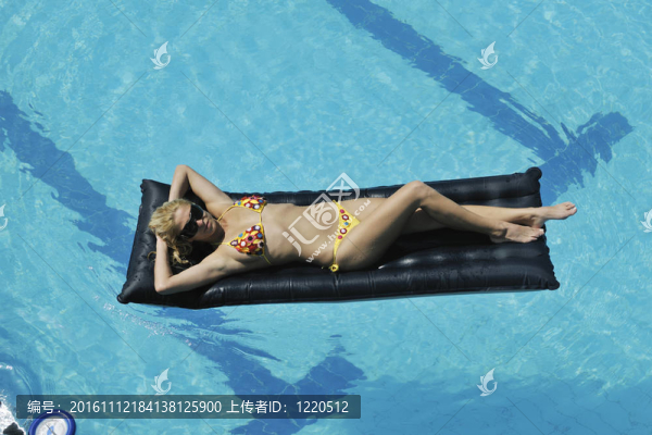 女子在游泳池放松