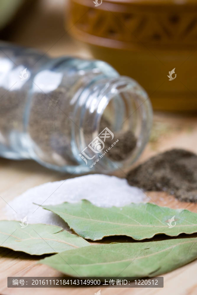 胡椒；鹽和月桂葉