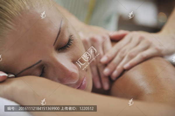 女子背部按摩治療
