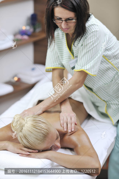 女子背部按摩治療