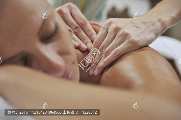 女子背部按摩治療