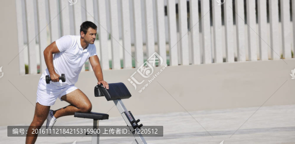 年輕健康人運動運動員在池邊