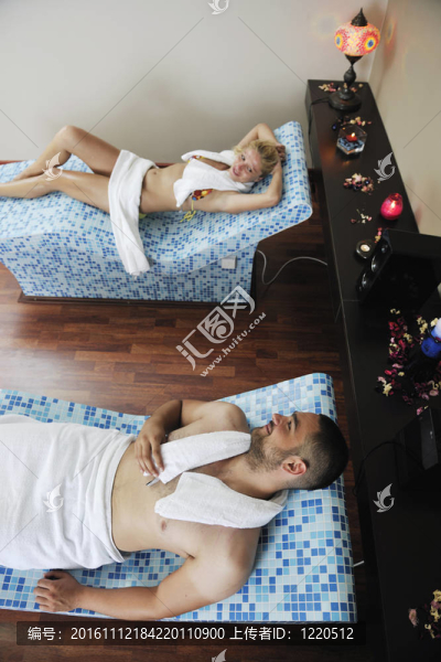年輕夫婦放松健康和水療治療