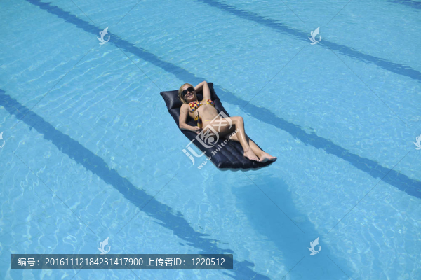 女子在游泳池放松