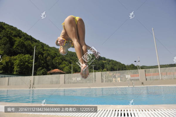 女子在游泳池放松