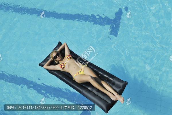 女子在游泳池放松