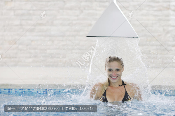 女子在游泳池放松