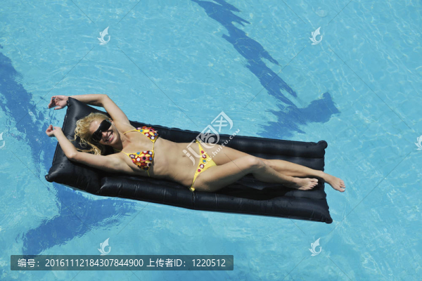 女子在游泳池放松