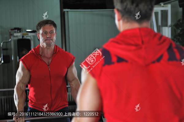 強(qiáng)壯的男人在健身房鍛煉