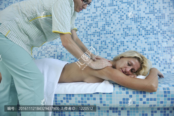 女人的背部按摩