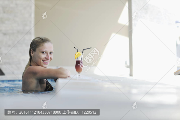 女子在游泳池放松
