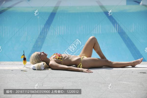 女子在游泳池放松