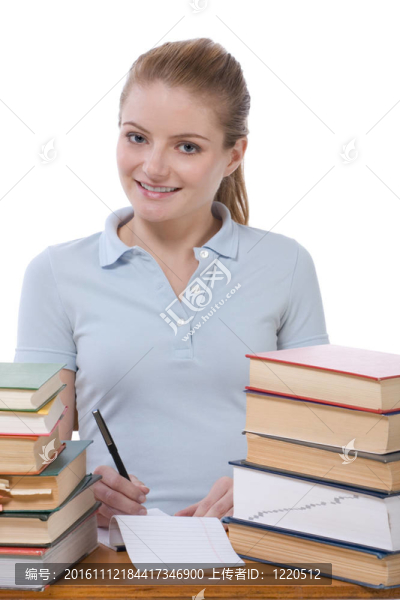 白人大學生婦女的一堆書