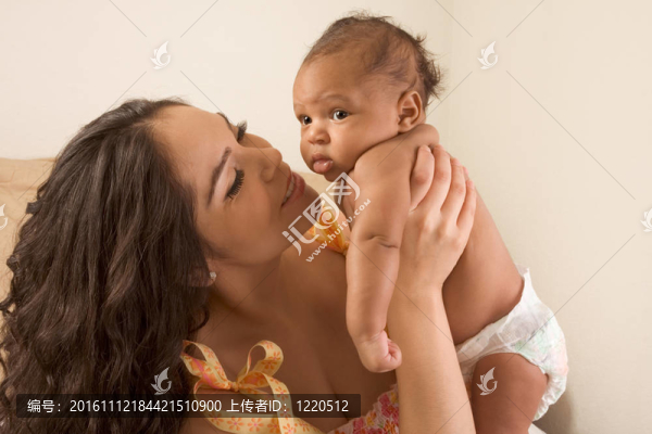 拉丁的母親在她的孩子的兒子在床上