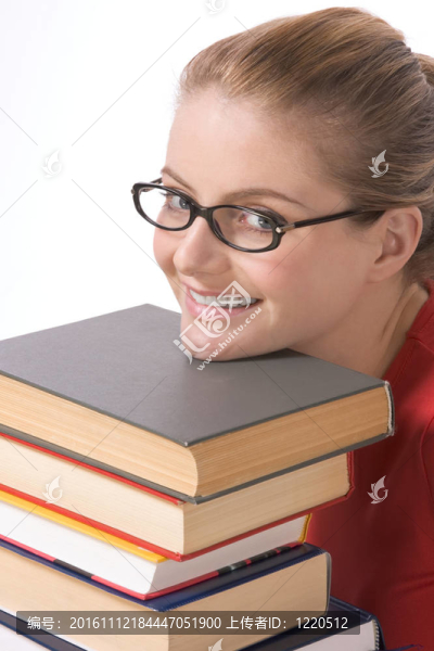 白人學生戴眼鏡在一堆書上