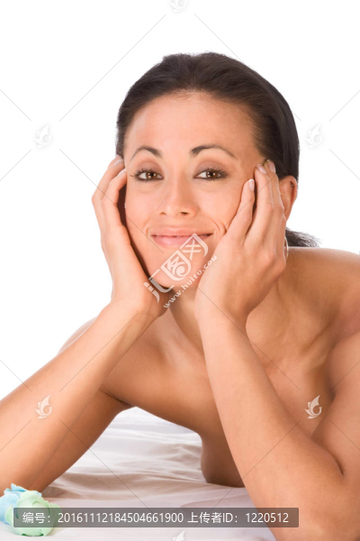 赤裸著上身的民族友好的微笑的女人躺在溫泉