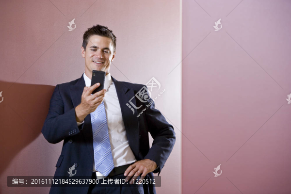 商人在適合在走廊里發(fā)短信
