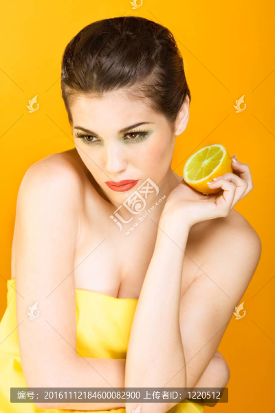 美麗的黑發(fā)女人與檸檬片