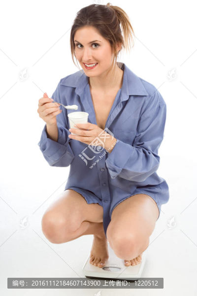 婦女體重秤吃健康酸奶