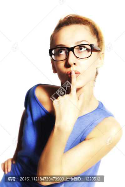 年輕漂亮的金發(fā)女人戴眼鏡