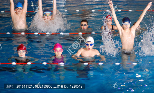 孩子們在游泳池里玩得很開心