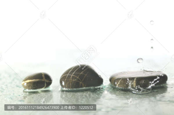 孤立的濕禪石與飛濺的水滴