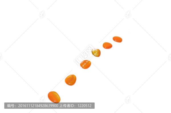 孤立的濕禪石與飛濺的水滴