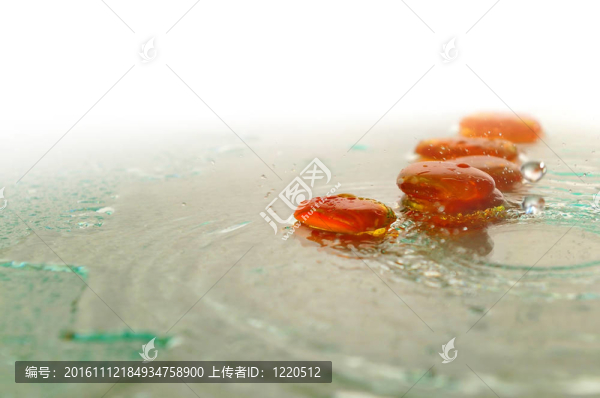 孤立的濕禪石與飛濺的水滴