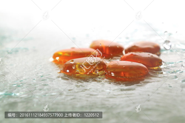 孤立的濕禪石與飛濺的水滴