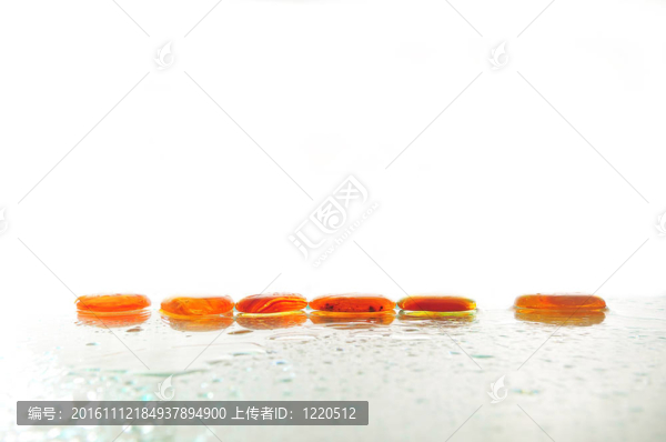 孤立的濕禪石與飛濺的水滴