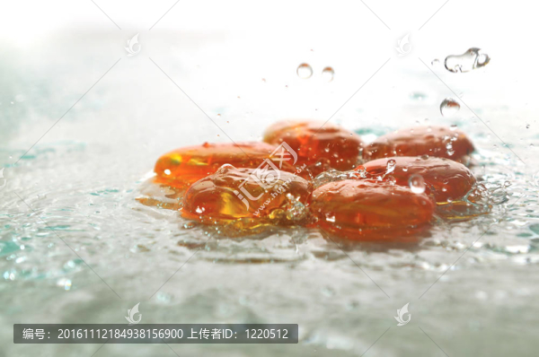 孤立的濕禪石與飛濺的水滴-匯圖網(wǎng) www.fosd68.com 孤立的濕禪石與飛濺的水滴