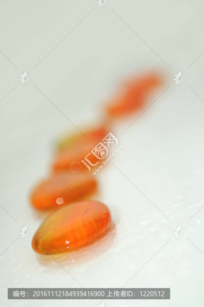 孤立的濕禪石與飛濺的水滴