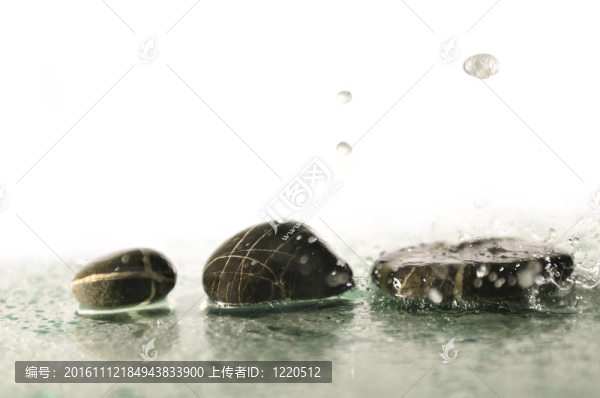 孤立的濕禪石與飛濺的水滴
