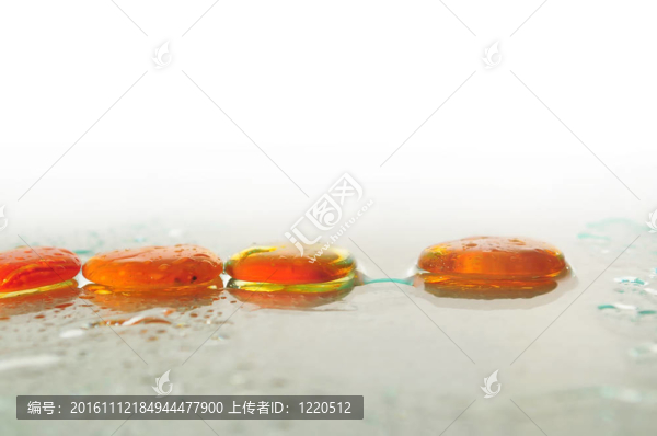 孤立的濕禪石與飛濺的水滴