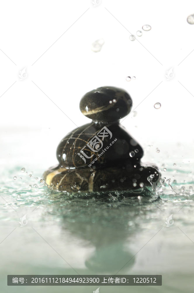 孤立的濕禪石與飛濺的水滴