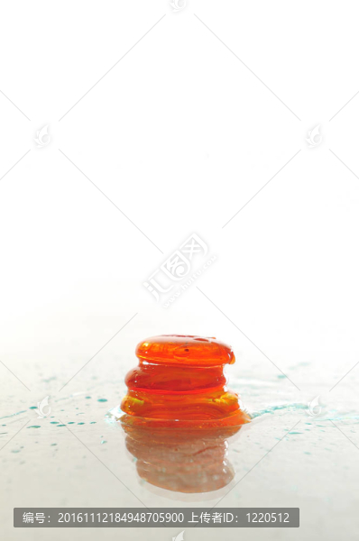 孤立的濕禪石與飛濺的水滴